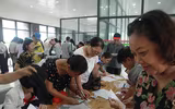Người dân Hà Nội hào hứng đi làm thẻ xe buýt miễn phí